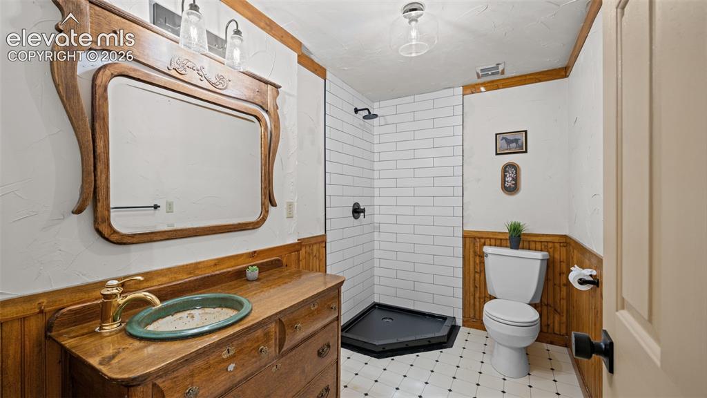 Image 30 of 45: Bathroom