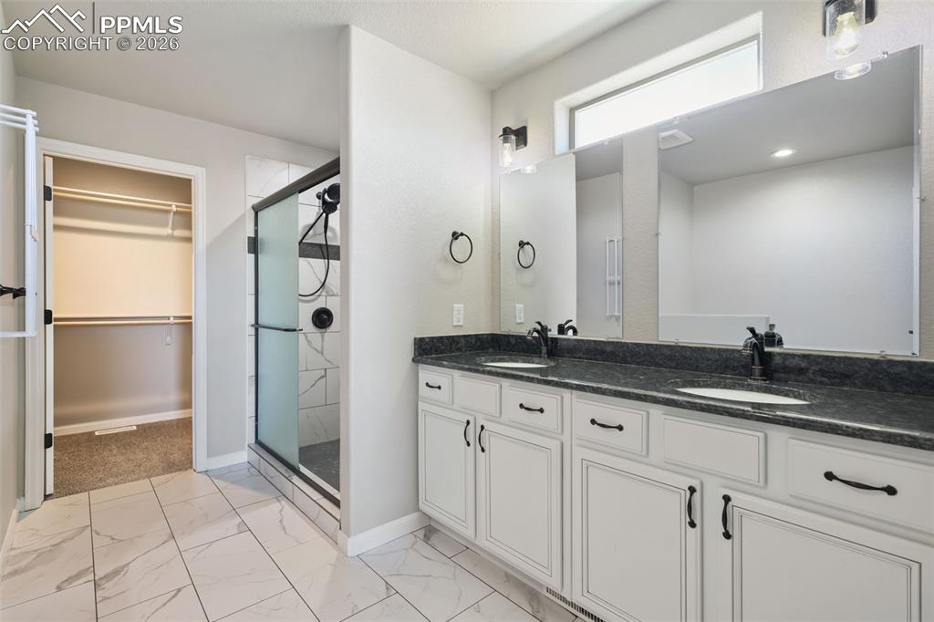 Image 17 of 49: Bathroom