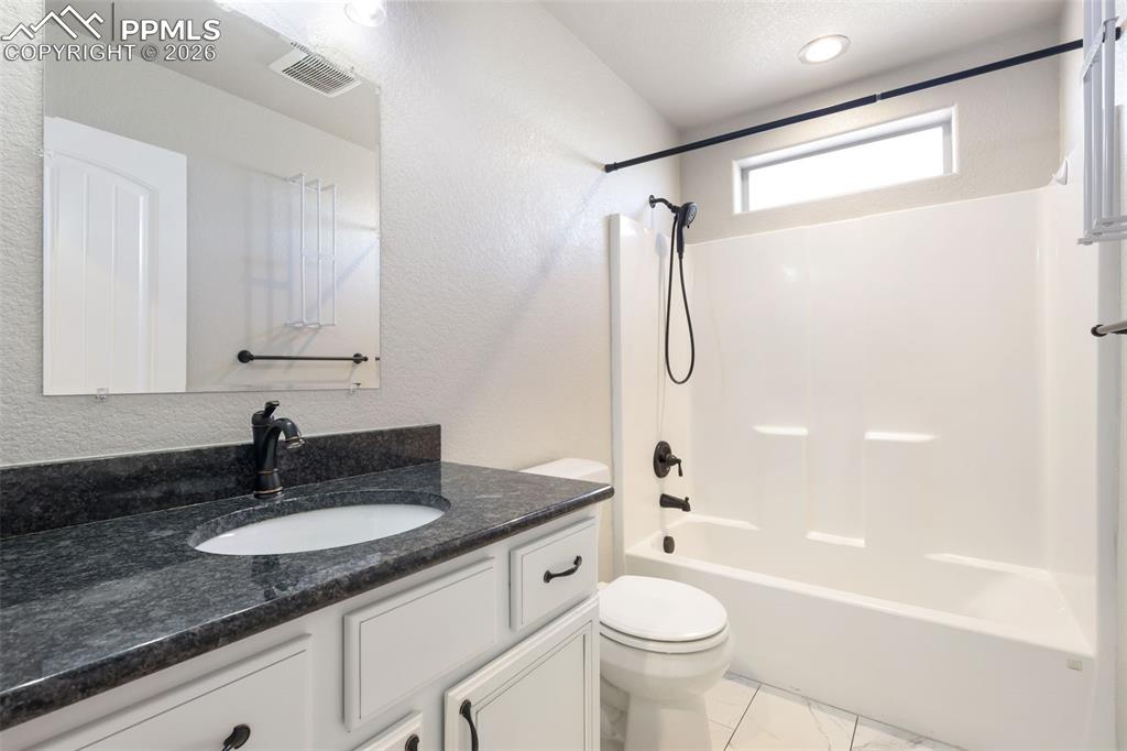 Image 23 of 49: Bathroom