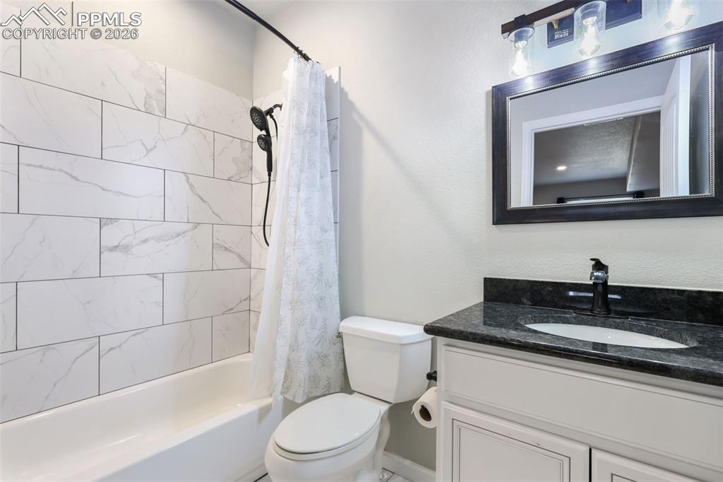 Image 32 of 49: Bathroom