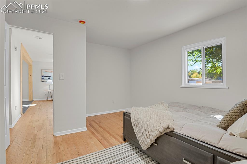 Image 16 of 24: Bedroom