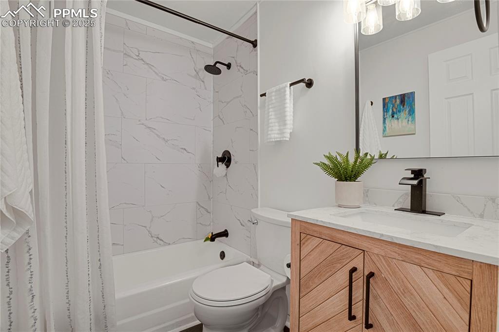 Image 17 of 24: Tastefully updated full bath-adjacent to bedrooms, perfect for guests!