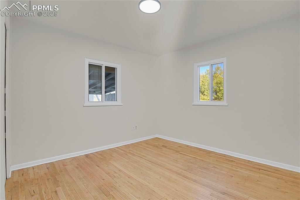 Image 18 of 24: Bedroom