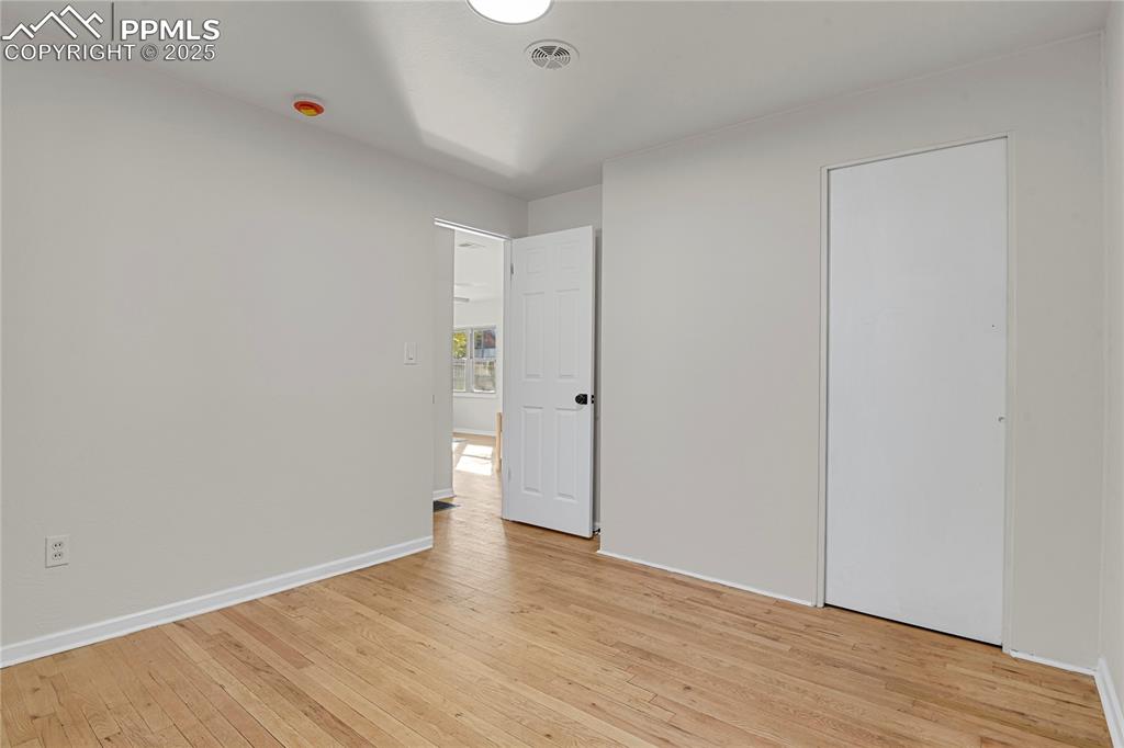 Image 19 of 24: Bedroom