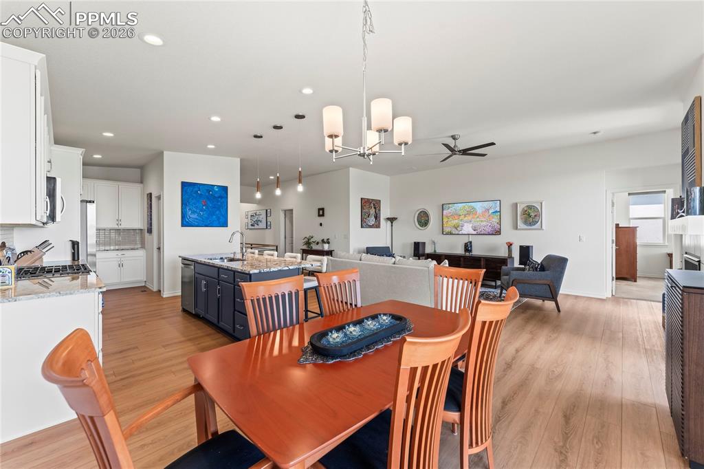 Image 18 of 46: Dining Area