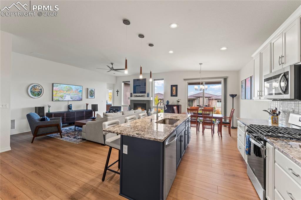 Image 21 of 46: Kitchen