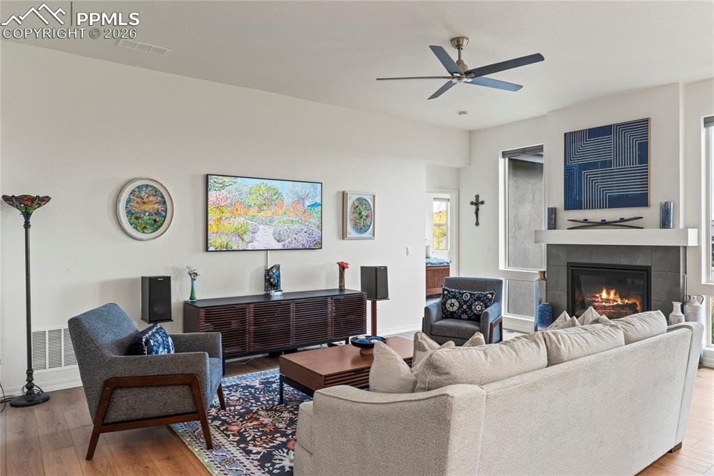 Image 22 of 46: Living Room