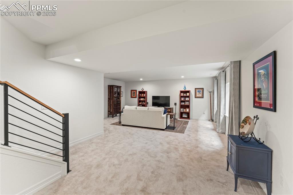 Image 28 of 46: Living Room