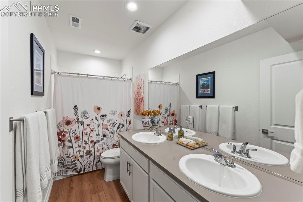 Image 32 of 46: Bathroom