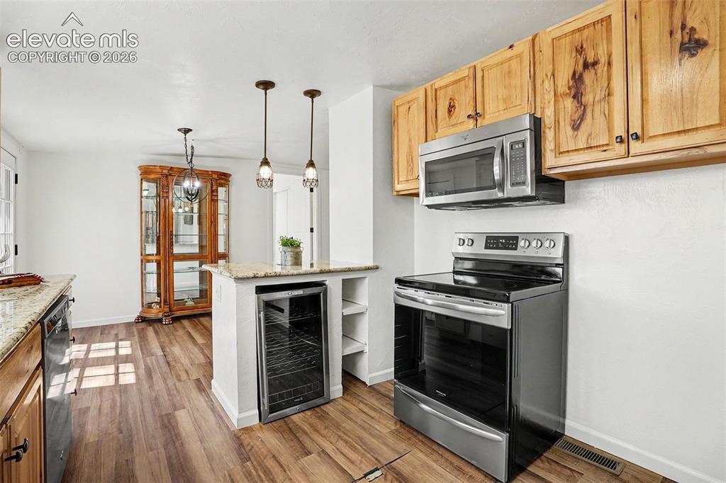 Image 14 of 27: Dining Area