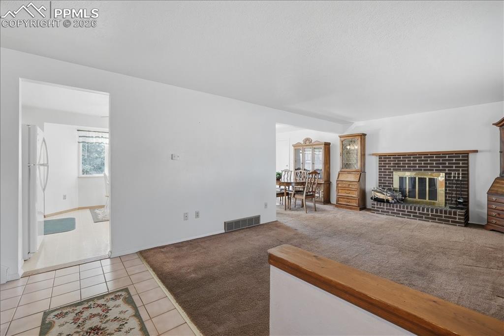 Image 4 of 28: Entry