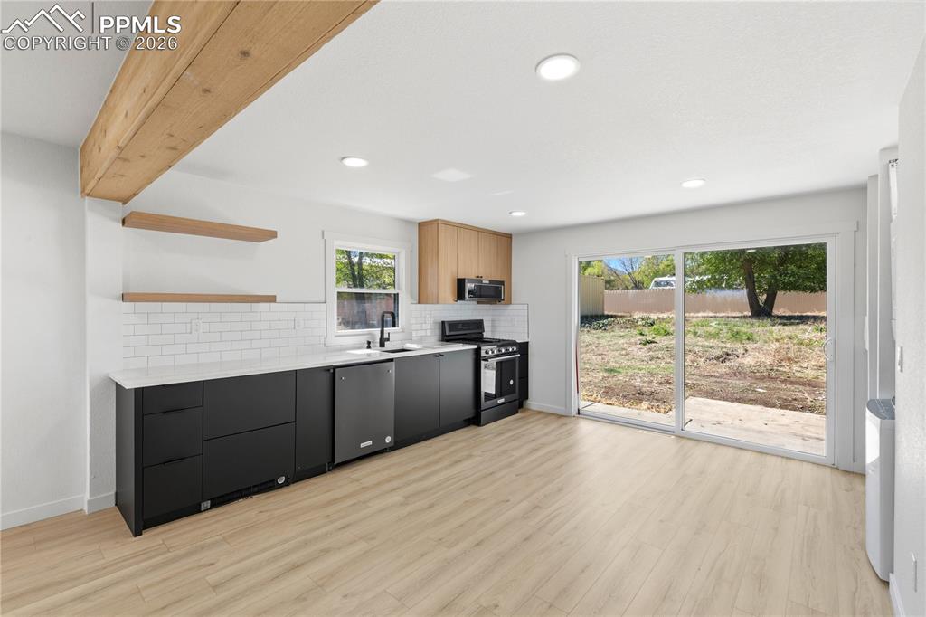 Image 10 of 19: Kitchen