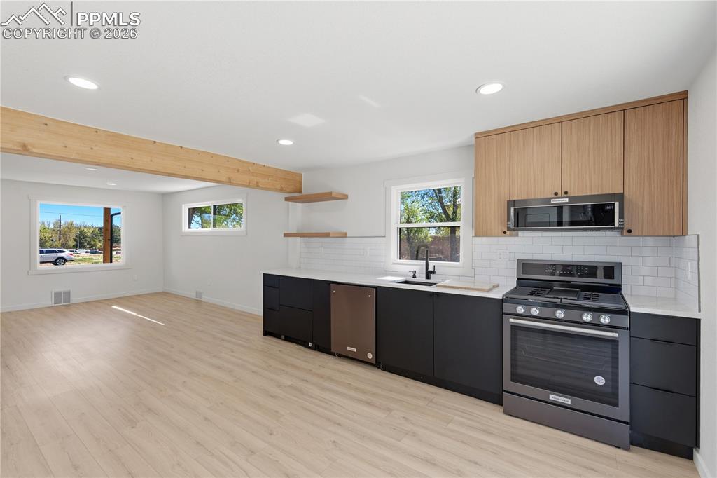 Image 11 of 19: Kitchen