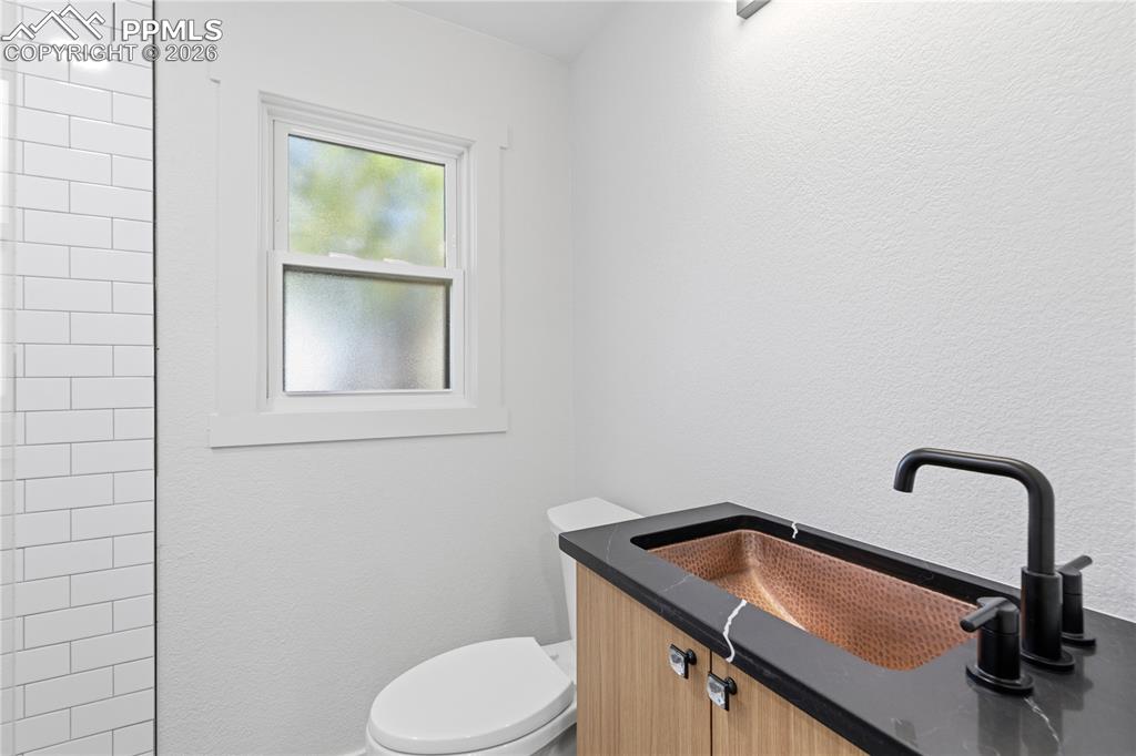 Image 18 of 19: Bathroom