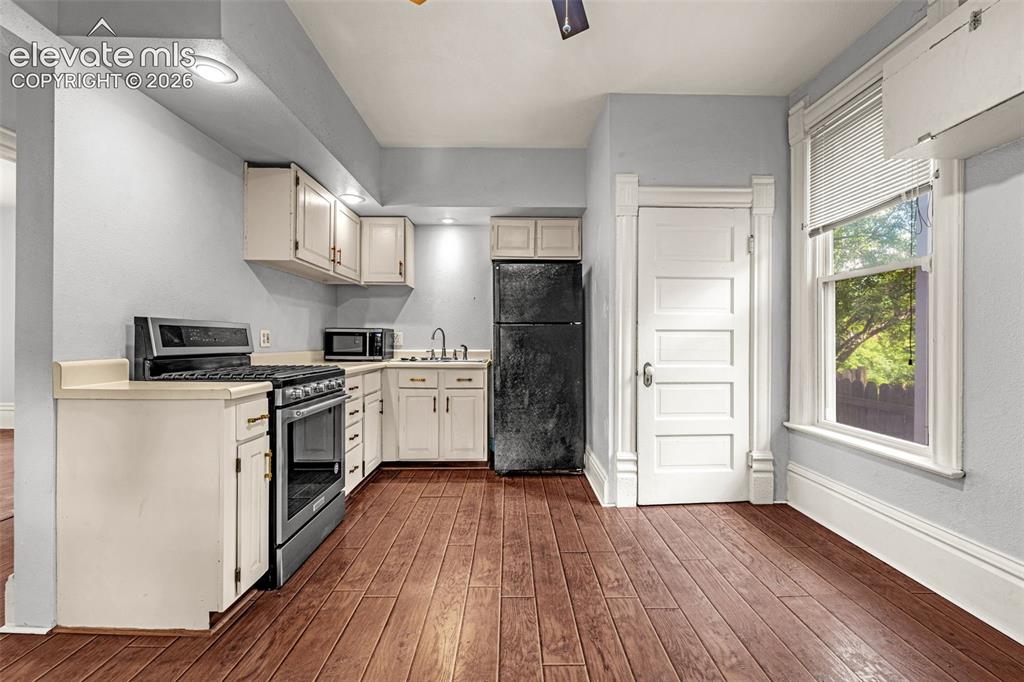 Image 14 of 50: Main level unit, solid wood flooring,