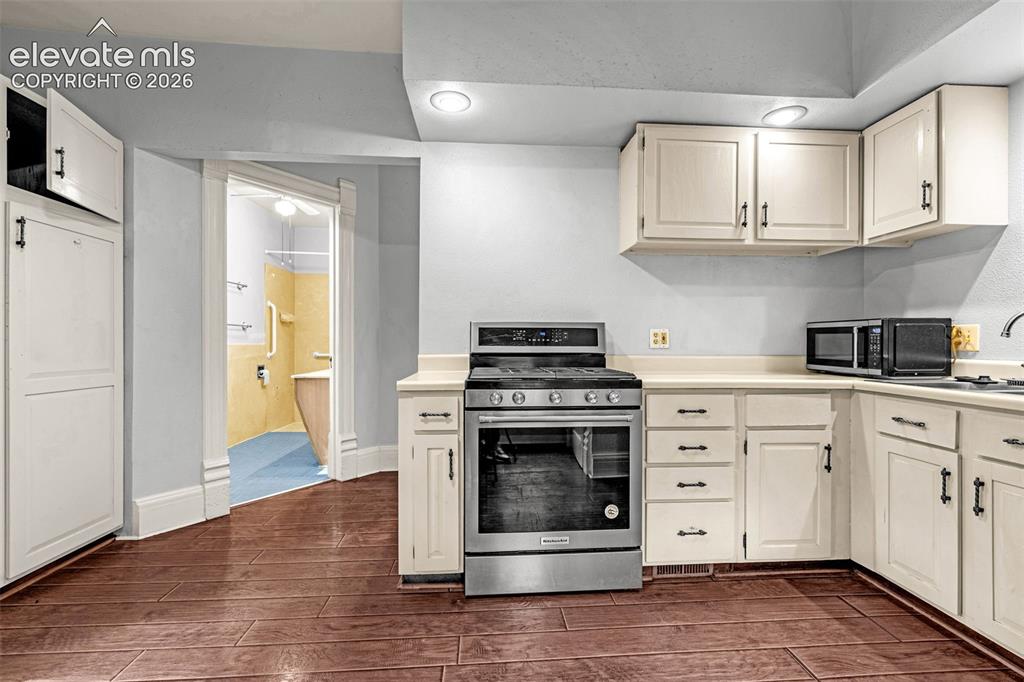 Image 15 of 50: Main level unit