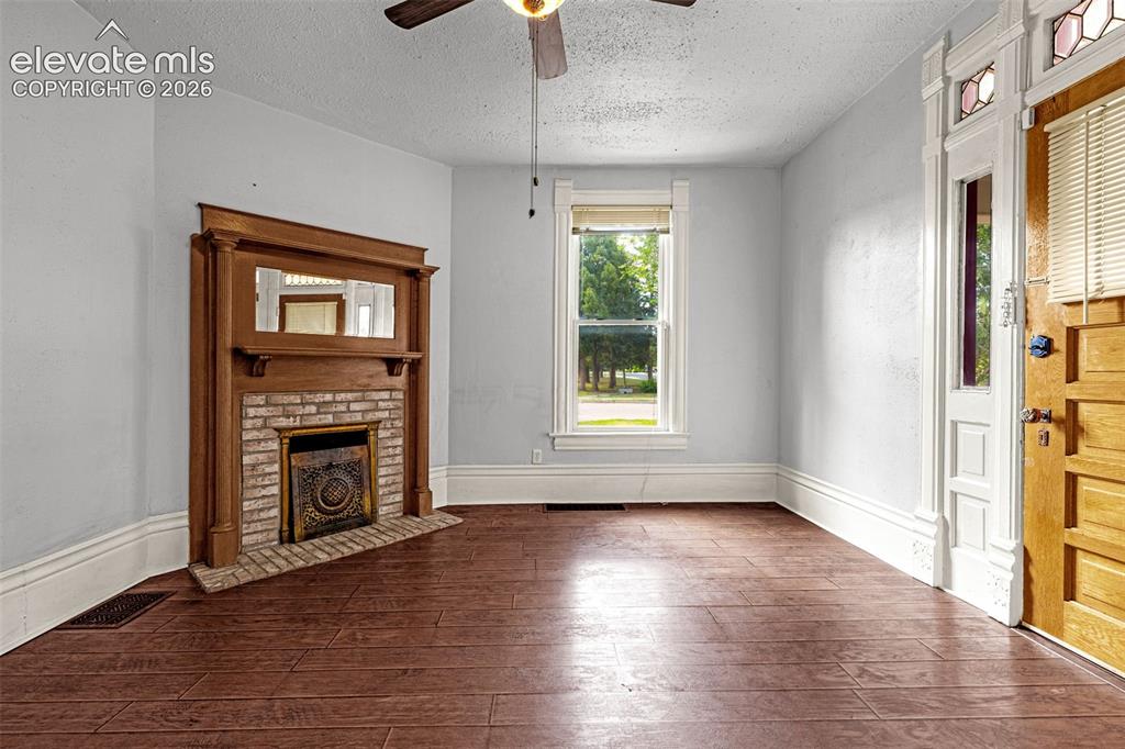 Image 48 of 50: Main level unit, solid wood flooring