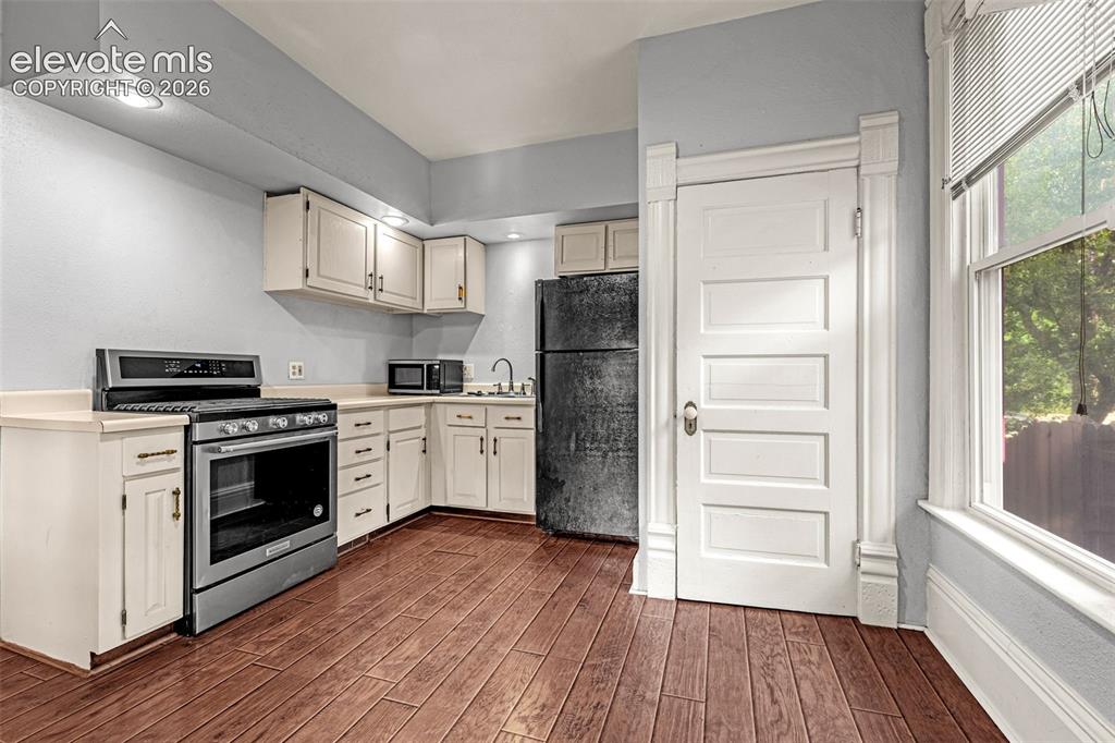 Image 9 of 50: Main level unit, solid wood flooring