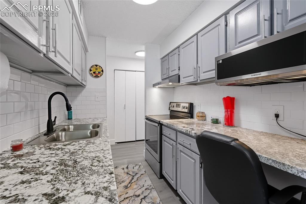 Image 4 of 18: Kitchen