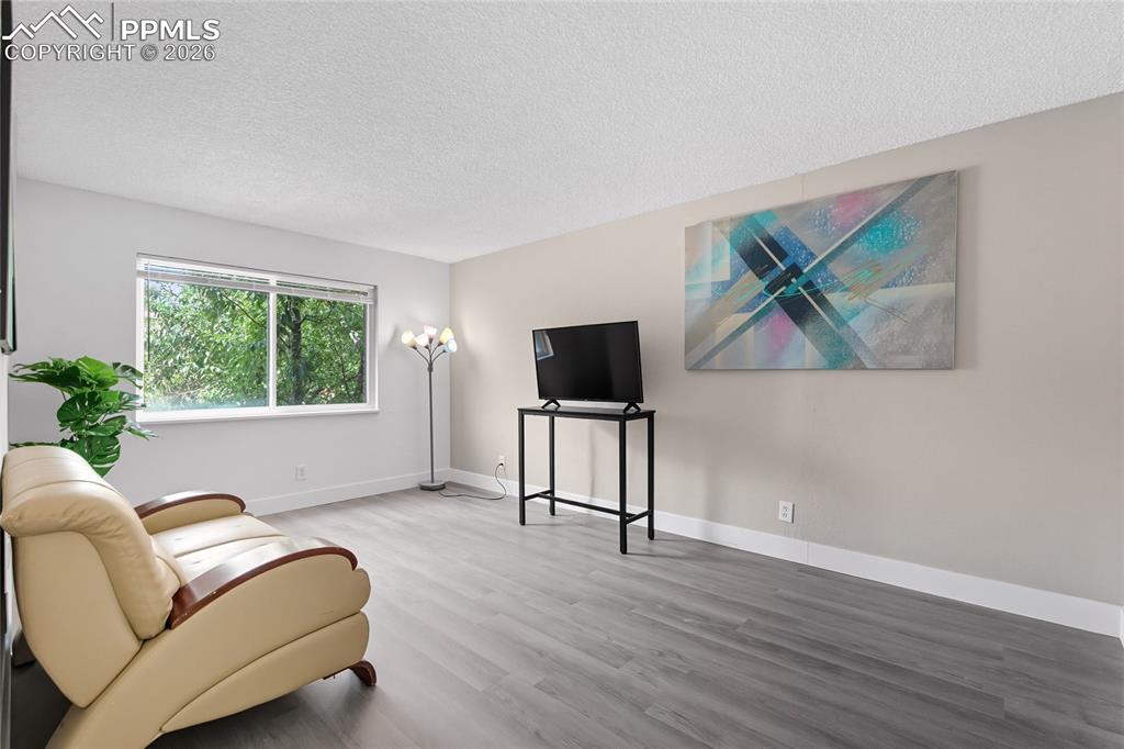 Image 6 of 18: Sitting Room