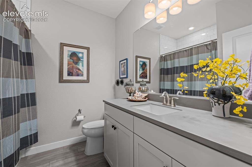 Image 16 of 31: Bathroom