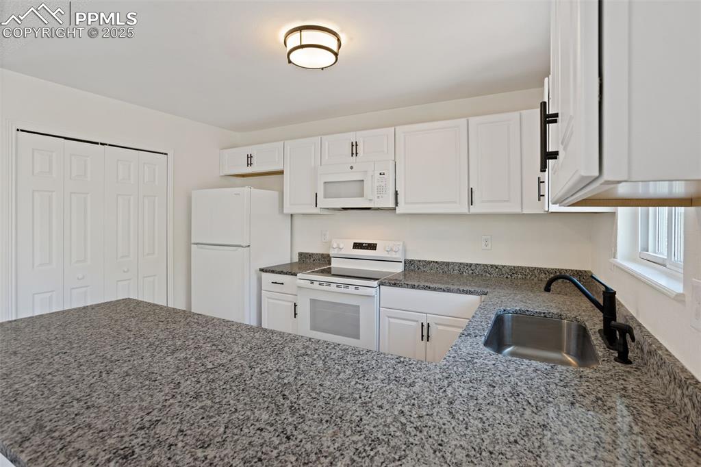 Image 11 of 31: Kitchen