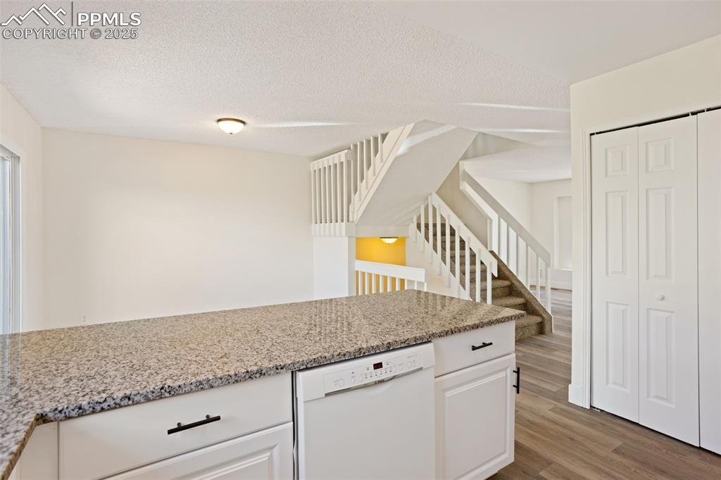 Image 13 of 31: Kitchen