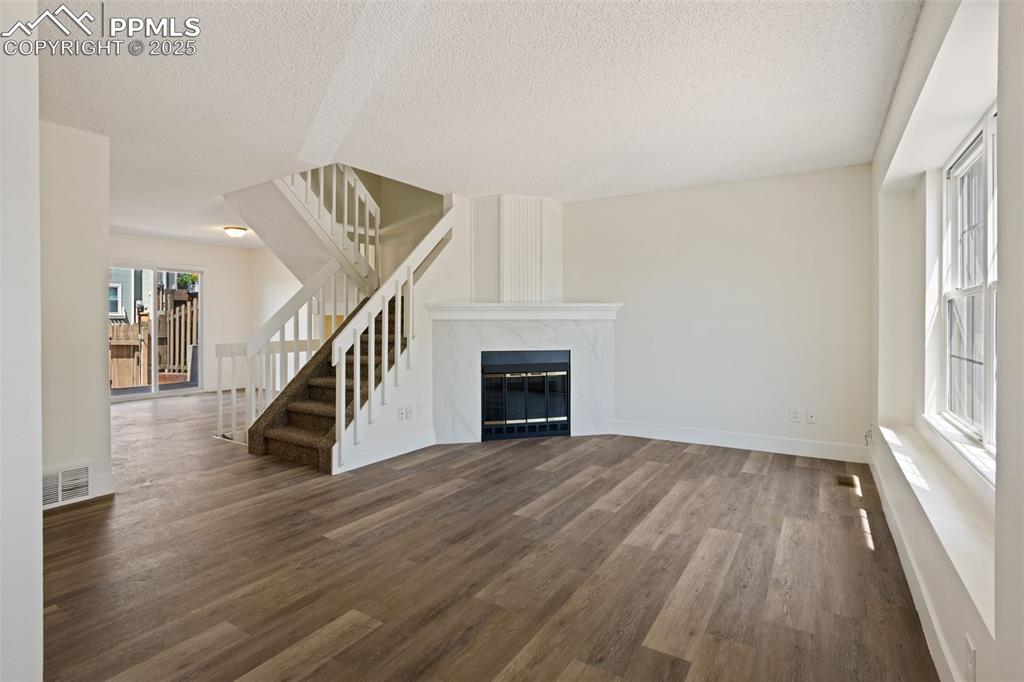 Image 30 of 31: Living Room