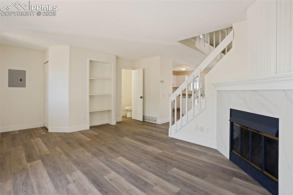 Image 31 of 31: Living Room