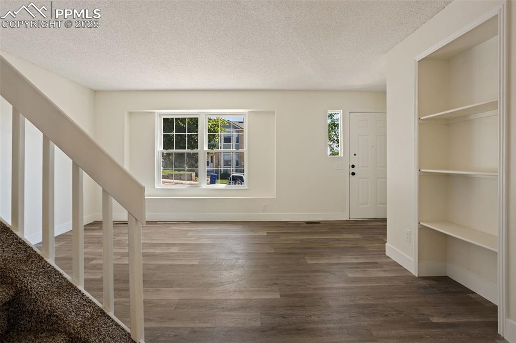 Image 7 of 31: Entry