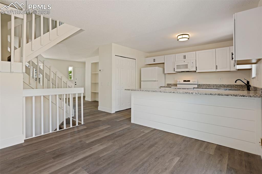 Image 9 of 31: Kitchen