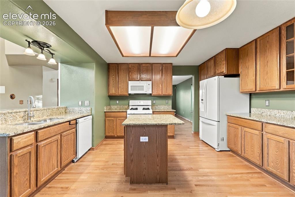 Image 6 of 30: Kitchen