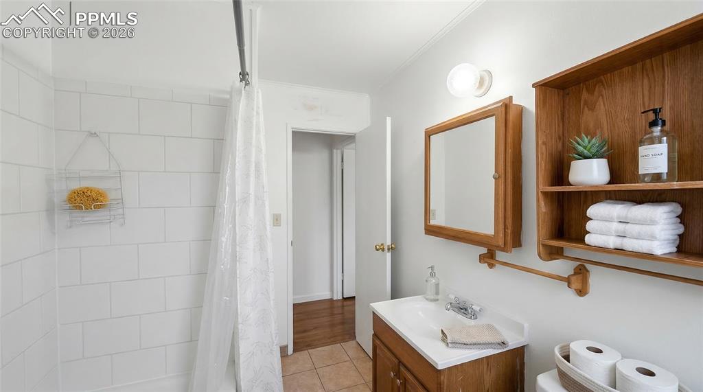 Image 12 of 14: Bathroom