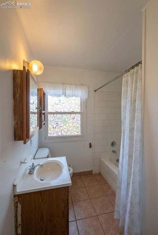 Image 13 of 14: Bathroom