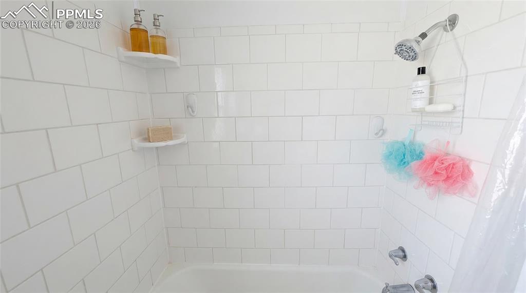 Image 14 of 14: Bathroom