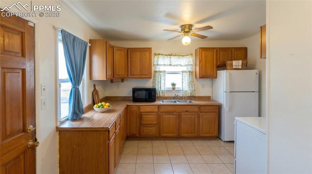 Image 6 of 14: Kitchen