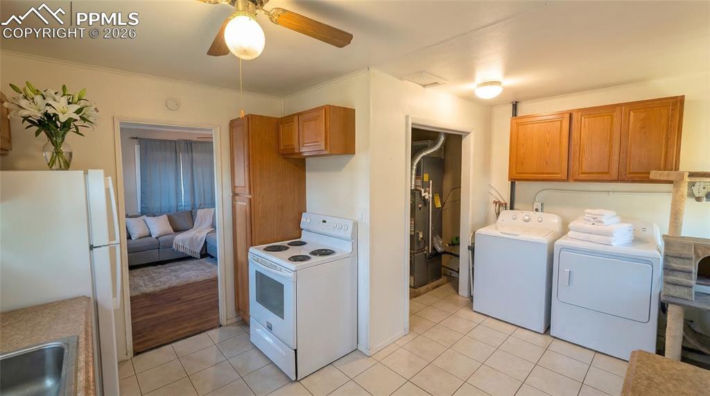 Image 7 of 14: Kitchen