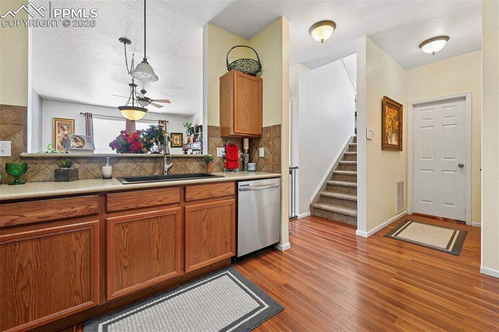 Image 7 of 27: Kitchen