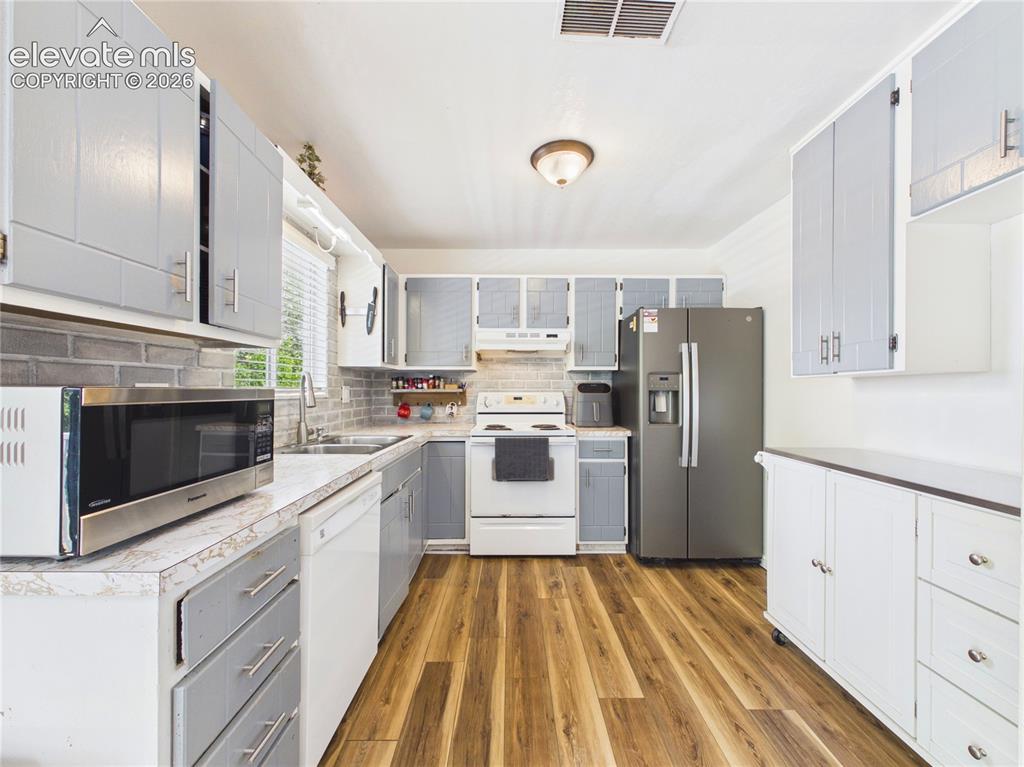 Image 12 of 43: Kitchen