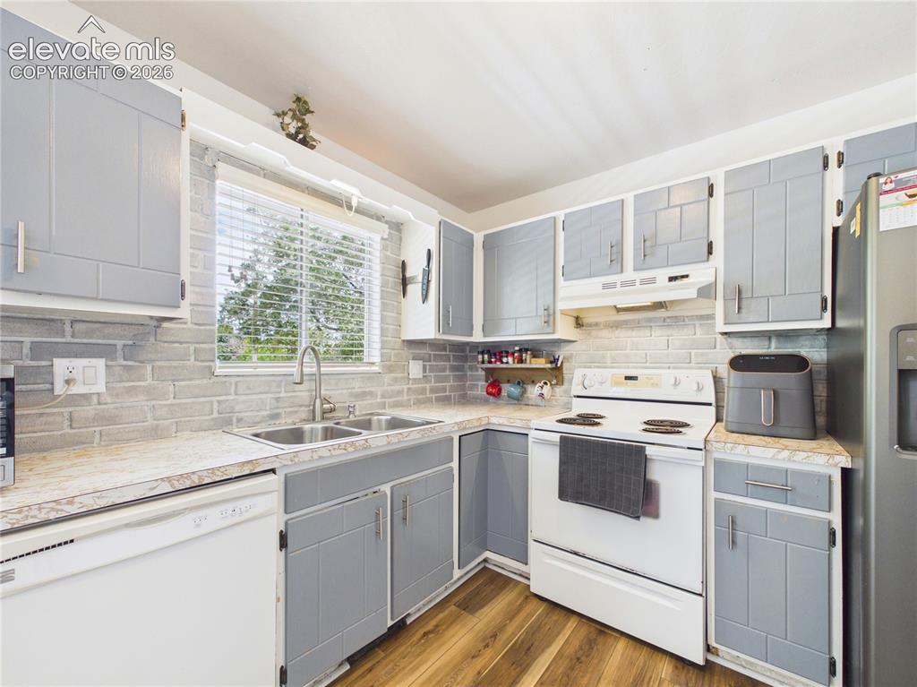 Image 13 of 43: Kitchen