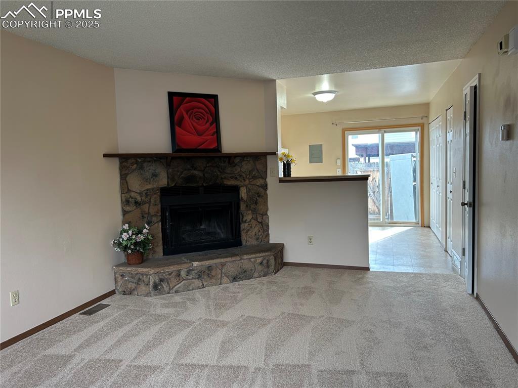 Image 4 of 10: Living Room