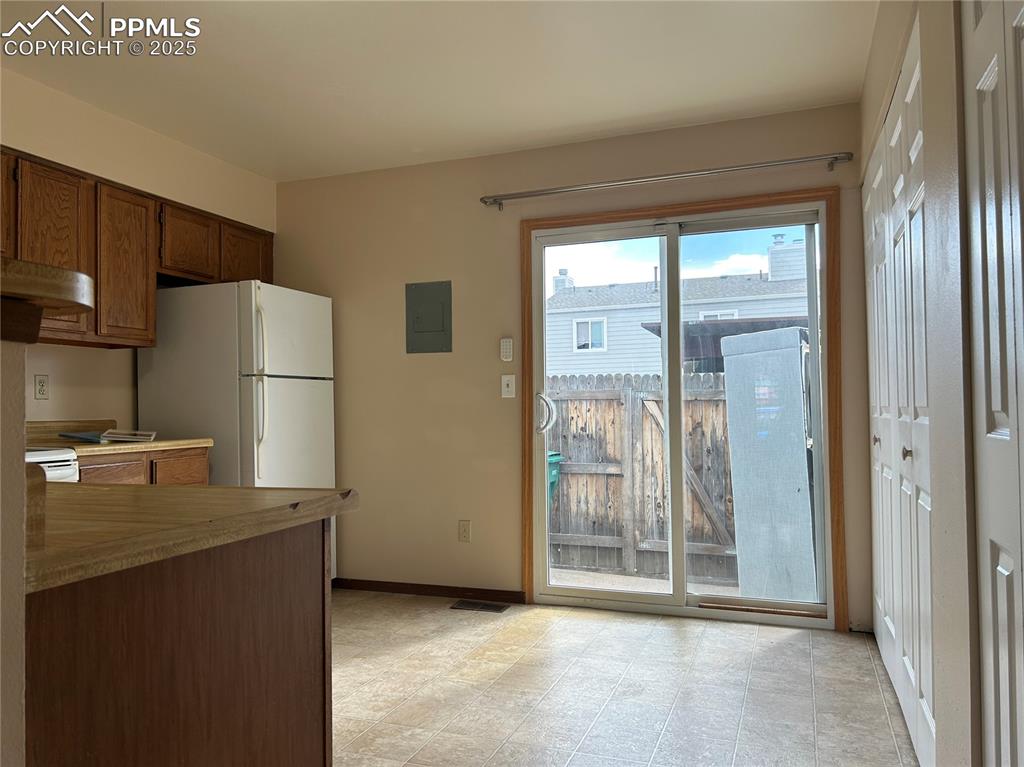 Image 5 of 10: Kitchen