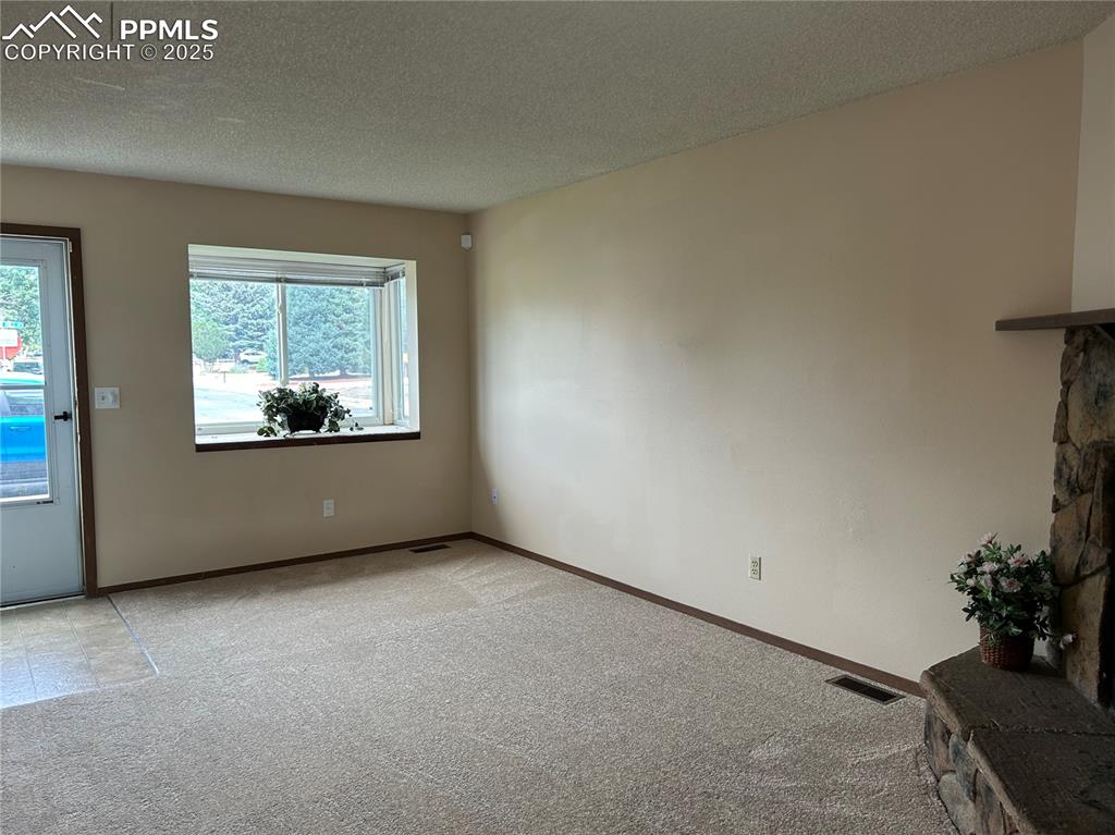 Image 8 of 10: Living Room