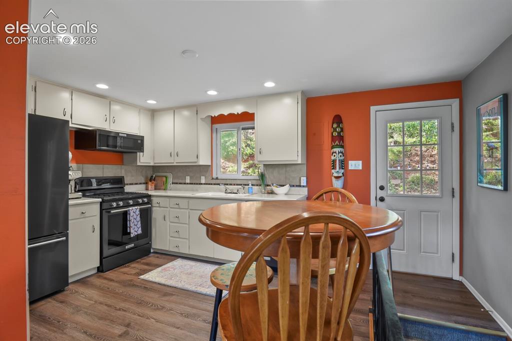 Image 12 of 45: Kitchen