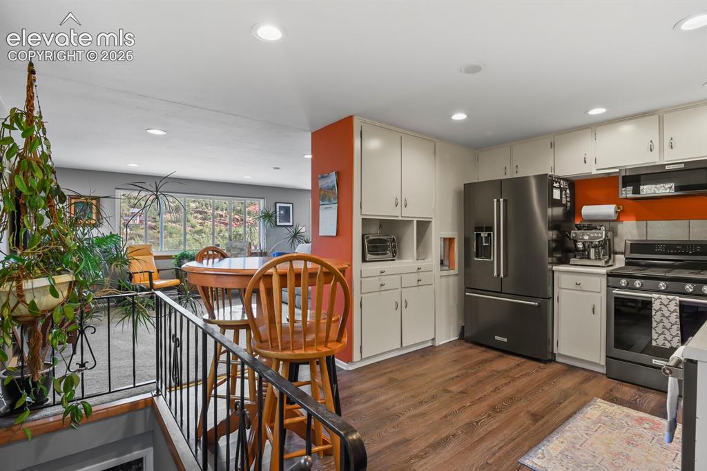 Image 13 of 45: Kitchen
