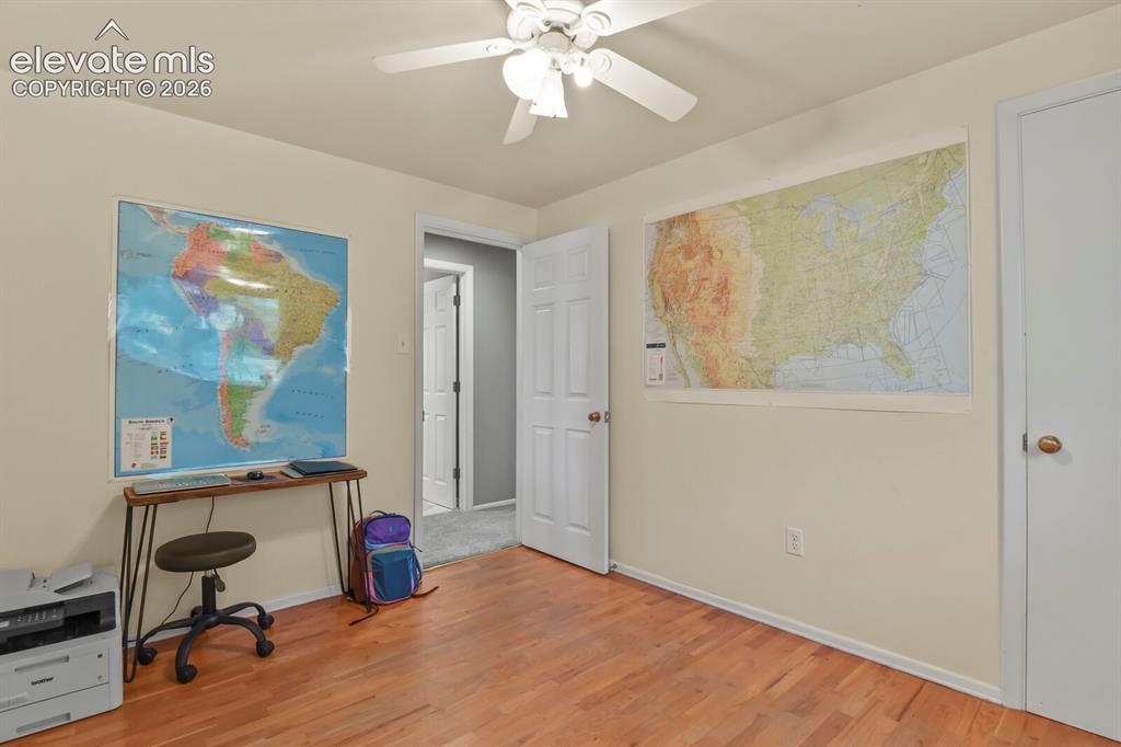 Image 19 of 45: Office