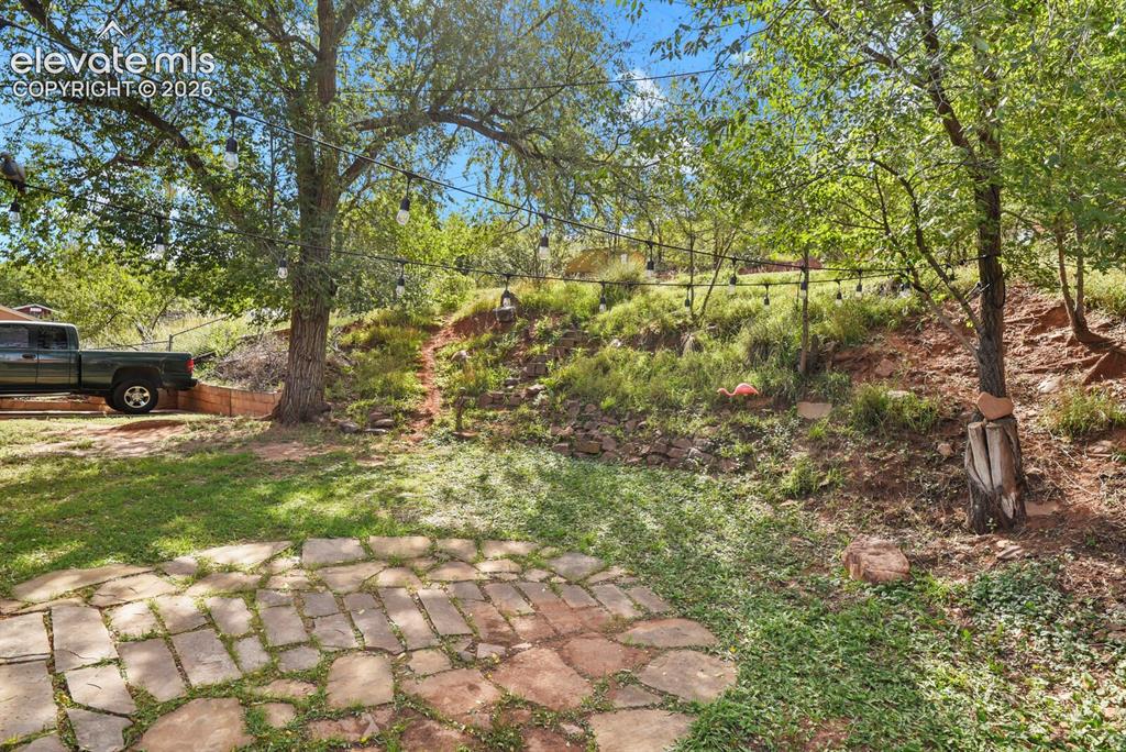 Image 40 of 45: Yard