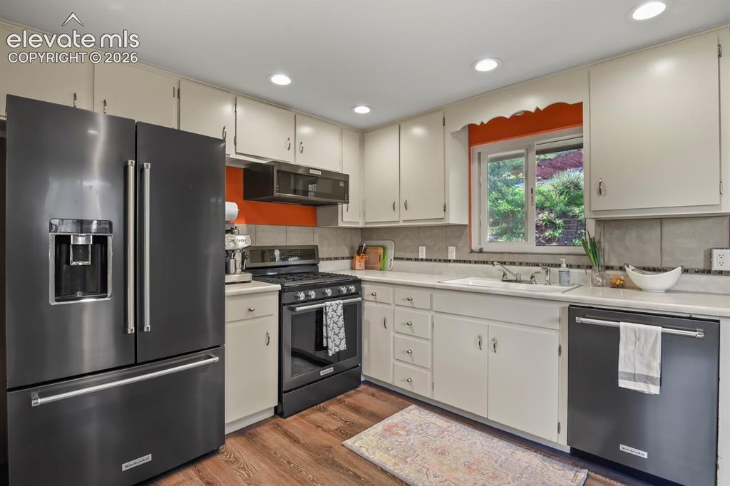 Image 8 of 45: Kitchen