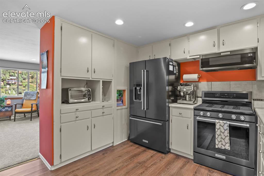 Image 9 of 45: Kitchen