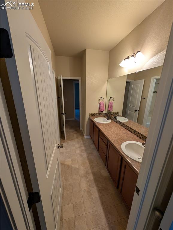 Image 16 of 35: Bathroom